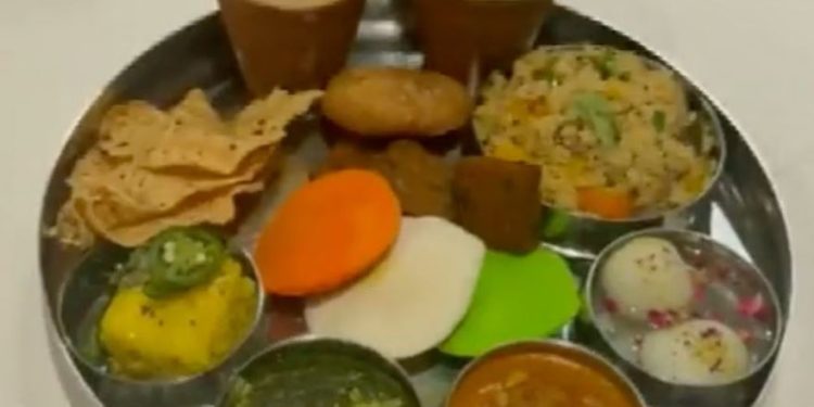 Modi Ji Thali: ਪ੍ਰਧਾਨ ਮੰਤਰੀ ਨਰਿੰਦਰ ਮੋਦੀ ਦੀ ਸੰਯੁਕਤ ਰਾਜ ਅਮਰੀਕਾ ਯਾਤਰਾ ਨੂੰ ਲੈ ਕੇ ਭਾਰਤੀ ਪ੍ਰਵਾਸੀ ਬਹੁਤ ਉਤਸ਼ਾਹਿਤ ਹਨ। ਪੀਐਮ ਮੋਦੀ ਦਾ ਅਜਿਹਾ ਕ੍ਰੇਜ਼ ਹੈ ਕਿ ਨਿਊਜਰਸੀ ਦੇ ਇੱਕ ਰੈਸਟੋਰੈਂਟ ਨੇ ਪੀਐਮ ਮੋਦੀ ਦੇ ਦੌਰੇ ਤੋਂ ਪਹਿਲਾਂ ਉਨ੍ਹਾਂ ਦੇ ਨਾਂ 'ਤੇ ਇੱਕ ਫੂਡ ਪਲੇਟਰ ਲਾਂਚ ਕੀਤਾ ਹੈ।