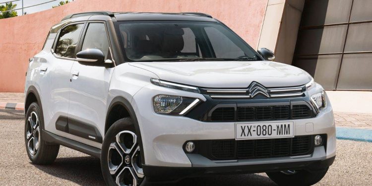 Citroen C3 Aircross ਨੂੰ ਹਾਲ ਹੀ ਵਿੱਚ ਭਾਰਤੀ ਬਾਜ਼ਾਰ 'ਚ ਪ੍ਰਦਰਸ਼ਿਤ ਕੀਤਾ ਗਿਆ। ਇਸ ਨੂੰ ਆਉਣ ਵਾਲੇ ਮਹੀਨਿਆਂ ਵਿੱਚ 5 ਅਤੇ 7 ਸੀਟਿੰਗ ਕੰਫੀਗ੍ਰੇਸ਼ਨ ਵਿੱਚ ਲਾਂਚ ਕੀਤਾ ਜਾਵੇਗਾ। C3 ਮਿਡਸਾਈਜ਼ SUV ਕੰਪਨੀ ਦੀ C3 ਹੈਚਬੈਕ 'ਤੇ ਆਧਾਰਿਤ ਹੈ। ਇਹ 1.2-ਲੀਟਰ ਤਿੰਨ-ਸਿਲੰਡਰ ਟਰਬੋ ਪੈਟਰੋਲ ਇੰਜਣ ਦੁਆਰਾ ਸੰਚਾਲਿਤ ਹੋਵੇਗਾ, ਜੋ ਸਿਰਫ 6-ਸਪੀਡ ਮੈਨੂਅਲ ਟ੍ਰਾਂਸਮਿਸ਼ਨ ਨਾਲ ਮੇਲ ਖਾਂਦਾ ਹੋਵੇਗਾ।