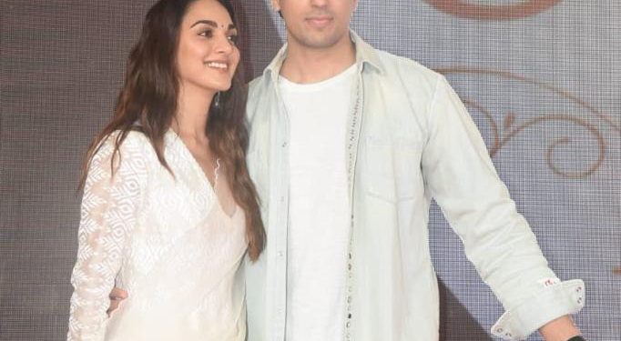 Kiara Advani ਅਤੇ ਉਸ ਦੇ ਪਤੀ ਤੇ ਐਕਟਰ Sidharth Malhotra ਨੇ ਫਿਲਮ 'ਸੱਤਿਆਪ੍ਰੇਮ ਕੀ ਕਥਾ' ਦੀ ਸਕ੍ਰੀਨਿੰਗ 'ਤੇ ਸ਼ਿਰਕਤ ਕੀਤੀ। ਪੈਪਰਾਜ਼ੀ ਦੇ ਸਾਹਮਣੇ ਪੋਜ਼ ਦਿੰਦੇ ਹੋਏ ਕਿਆਰਾ ਦੇ ਮਾਤਾ-ਪਿਤਾ ਵੀ ਉਨ੍ਹਾਂ ਦੇ ਨਾਲ ਇਸ ਫਿਲਮ ਦੀ ਖਾਸ ਸਕ੍ਰੀਨਿੰਗ 'ਚ ਸ਼ਾਮਲ ਹੋਏ।