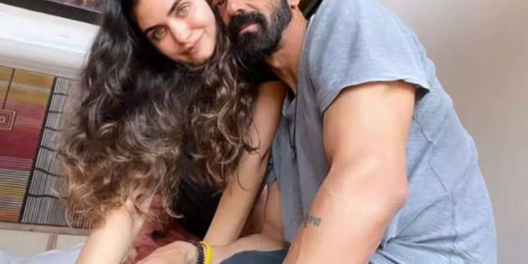 Arjun Rampal Become Father Fourth Time: ਐਕਟਰ ਅਰਜੁਨ ਰਾਮਪਾਲ ਚੌਥੀ ਵਾਰ ਪਿਤਾ ਬਣ ਗਏ ਹਨ। ਉਸ ਦੀ ਗਰਲਫ੍ਰੈਂਡ ਗੈਬਰੀਏਲਾ ਡੀਮੇਟ੍ਰੀਡੇਸ (Gabriella Demetriades) ਨੇ ਆਪਣੇ ਦੂਜੇ ਬੇਟੇ ਨੂੰ ਜਨਮ ਦਿੱਤਾ ਹੈ। ਸਟਾਰ ਨੇ ਖੁਦ ਸੋਸ਼ਲ ਮੀਡੀਆ 'ਤੇ ਆਪਣੇ ਫੈਨਸ ਨਾਲ ਇਹ ਖੁਸ਼ਖਬਰੀ ਸਾਂਝੀ ਕੀਤੀ ਹੈ।