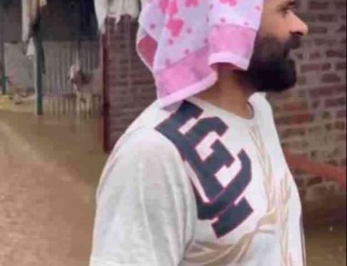 Babbu Maan Video: ਪੰਜਾਬ ਇਨ੍ਹੀਂ ਦਿਨੀਂ ਹੜ੍ਹਾਂ ਦੀ ਮਾਰ ਹੇਠ ਹੈ। ਹੜ੍ਹਾਂ ਦੇ ਕਾਰਨ ਪੰਜਾਬ ਦੇ ਲੋਕਾਂ ਦਾ ਕਾਫੀ ਨੁਕਸਾਨ ਹੋਇਆ ਹੈ। ਹੁਣ ਪੰਜਾਬੀ ਸਿੰਗਰ ਬੱਬੂ ਮਾਨ ਨੇ ਵੀ ਕਿਸਾਨਾਂ ਤੇ ਆਮ ਲੋਕਾਂ ਦੇ ਹੜ੍ਹਾਂ ਕਾਰਨ ਹੋਏ ਨੁਕਸਾਨ ਨੂੰ ਬਿਆਨ ਕੀਤਾ ਹੈ।