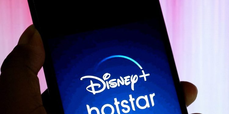 Disney + Hotstar ਦੇ ਪ੍ਰੀਮੀਅਮ ਅਕਾਊਂਟ ਦਾ ਪਾਸਵਰਡ ਵਰਤਮਾਨ ਵਿੱਚ ਭਾਰਤੀ ਬਾਜ਼ਾਰ ਵਿੱਚ 10 ਲੋਕਾਂ ਨਾਲ ਸਾਂਝਾ ਕੀਤਾ ਜਾ ਸਕਦਾ ਹੈ ਤੇ ਹਰ ਕੋਈ ਆਪਣੇ ਡਿਵਾਈਸ 'ਤੇ ਇੱਕੋ ਖਾਤੇ ਦੀ ਵਰਤੋਂ ਕਰ ਸਕਦਾ ਹੈ, ਪਰ ਇਹ ਜਲਦੀ ਹੀ ਬੰਦ ਹੋਣ ਜਾ ਰਿਹਾ ਹੈ। ਹੁਣ ਸਿਰਫ਼ ਚਾਰ ਲੋਕ ਹੀ ਇੱਕ ਖਾਤੇ ਦੀ ਵਰਤੋਂ ਕਰ ਸਕਣਗੇ।