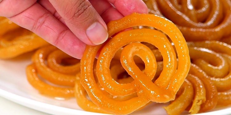 Indian Sweet Jalebi History: ਭਾਰਤ ਵਿੱਚ ਸ਼ਾਇਦ ਹੀ ਕਿਸੇ ਨੇ ਜਲੇਬੀ ਦਾ ਸਵਾਦ ਨਾ ਚੱਖਿਆ ਹੋਵੇ। ਇਹ ਭਾਰਤ ਦੀ ਇੱਕ ਪ੍ਰਸਿੱਧ ਮਿਠਾਈ ਹੈ ਜੋ ਜ਼ਿਆਦਾਤਰ ਰਾਜਾਂ ਵਿੱਚ ਉਪਲਬਧ ਹੈ। ਇਸ ਮਿਠਾਈ ਦੀ ਭਾਰਤ ਵਿੱਚ ਹੀ ਨਹੀਂ ਸਗੋਂ ਪਾਕਿਸਤਾਨ, ਬੰਗਲਾਦੇਸ਼ ਅਤੇ ਨੇਪਾਲ ਵਿੱਚ ਵੀ ਭਾਰੀ ਮੰਗ ਹੈ।