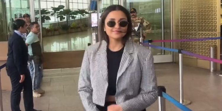 Parineeti Chopra at Mumbai Airport: ਬਾਲੀਵੁੱਡ ਸਟਾਰ ਪਰਿਣੀਤੀ ਚੋਪੜਾ ਨੂੰ ਹਾਲ ਹੀ 'ਚ ਮੁੰਬਈ ਏਅਰਪੋਰਟ 'ਤੇ ਦੇਖਿਆ ਗਿਆ। ਐਕਟਰਸ ਇਨ੍ਹੀਂ ਦਿਨੀਂ ਆਪਣੇ ਵਿਆਹ ਦੀਆਂ ਖਬਰਾਂ ਕਾਰਨ ਕਾਫੀ ਚਰਚਾ 'ਚ ਹੈ।