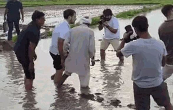 Rahul Gandhi with farmers at fields: ਕਾਂਗਰਸ ਨੇਤਾ ਰਾਹੁਲ ਗਾਂਧੀ ਸ਼ਨੀਵਾਰ ਸਵੇਰੇ ਅਚਾਨਕ ਹਰਿਆਣਾ ਦੇ ਸੋਨੀਪਤ 'ਚ ਰੁਕੇ। ਇੱਥੇ ਉਨ੍ਹਾਂ ਨੇ ਕਿਸਾਨਾਂ ਨਾਲ ਖੇਤਾਂ ਵਿੱਚ ਝੋਨਾ ਲਾਇਆ। ਤੇ ਟਰੈਕਟਰ ਵੀ ਚਲਾਇਆ।