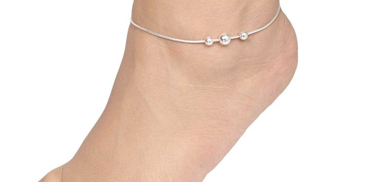 Health Benefits Of Wearing Silver Anklets: ਝਾਂਜਰਾਂ ਦੇ ਘੁੰਗਰੂਆਂ ਤੋਂ ਨਿਕਲਣ ਵਾਲੀ ਆਵਾਜ਼ ਸਕਾਰਾਤਮਕ ਊਰਜਾ ਪੈਦਾ ਕਰਦੀ ਹੈ ਤੇ ਚਾਂਦੀ ਦੀ ਗੁਣਵਤਾ ਸਰੀਰ ਤੇ ਮਨ ਦੋਵਾਂ ਨੂੰ ਪ੍ਰਭਾਵਿਤ ਕਰਦੀ ਹੈ। ਅੱਜ-ਕੱਲ੍ਹ ਬਹੁਤ ਸਾਰੀਆਂ ਕੁੜੀਆਂ ਨੂੰ ਪੈਰਾਂ 'ਤੇ ਐਨਕਲੇਟ ਪਹਿਨਣਾ ਪੁਰਾਣਾ ਫੈਸ਼ਨ ਲੱਗਦਾ ਹੈ। ਜੇਕਰ ਤੁਸੀਂ ਵੀ ਇਨ੍ਹਾਂ 'ਚੋਂ ਇੱਕ ਹੋ ਤਾਂ ਪਾਇਲ ਪਹਿਨਣ ਦੇ ਇਨ੍ਹਾਂ ਫਾਇਦਿਆਂ ਬਾਰੇ ਜ਼ਰੂਰ ਜਾਣੋ।