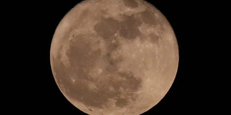 Super Moon and Blue Moon: ਇਸ ਮਹੀਨੇ ਦੋ ਸੁਪਰਮੂਨ ਨਜ਼ਰ ਆਉਣ ਵਾਲੇ ਹਨ। ਪਹਿਲੀ 1 ਅਗਸਤ ਨੂੰ ਅਤੇ ਦੂਜਾ 30 ਅਗਸਤ ਦੀ ਰਾਤ ਨੂੰ ਦਿਖਾਈ ਦੇਵੇਗੀ। ਇਸ ਦਿਨ ਦਿਖਾਈ ਦੇਣ ਵਾਲਾ ਸੁਪਰ ਮੂਨ ਦੂਜੇ ਸੁਪਰਮੂਨਾਂ ਨਾਲੋਂ ਬਹੁਤ ਵੱਡਾ ਹੋਵੇਗਾ ਕਿਉਂਕਿ ਇਹ ਧਰਤੀ ਦੇ ਬਹੁਤ ਨੇੜੇ ਹੋਵੇਗਾ।