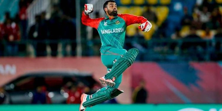 Tamim Iqbal Retires: ਬੰਗਲਾਦੇਸ਼ ਦੇ ਖੱਬੇ ਹੱਥ ਦੇ ਸਲਾਮੀ ਬੱਲੇਬਾਜ਼ ਤਮੀਮ ਇਕਬਾਲ ਨੇ 34 ਸਾਲ ਦੀ ਉਮਰ ਵਿੱਚ ਅੰਤਰਰਾਸ਼ਟਰੀ ਕ੍ਰਿਕਟ ਨੂੰ ਅਲਵਿਦਾ ਕਹਿ ਦਿੱਤਾ। ਉਹ 15 ਸਾਲ ਤੱਕ ਬੰਗਲਾਦੇਸ਼ ਲਈ ਖੇਡਿਆ।