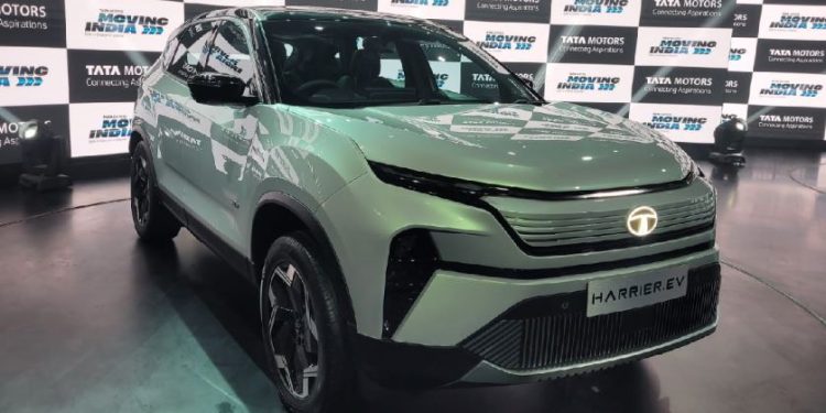 Tata Motors ਨੇ ਹਾਲੇ ਤੱਕ Harrier EV ਦੀਆਂ ਸਹੀ ਸਪੈਸੀਫਿਕੇਸ਼ਨ ਦਾ ਖੁਲਾਸਾ ਨਹੀਂ ਕੀਤਾ ਹੈ, ਪਰ ਮੰਨਿਆ ਜਾਂਦਾ ਹੈ ਕਿ SUV ਲਗਪਗ 400 - 500 ਕਿਲੋਮੀਟਰ ਦੀ ਡਰਾਈਵਿੰਗ ਰੇਂਜ ਦੀ ਪੇਸ਼ਕਸ਼ ਕਰ ਸਕਦੀ ਹੈ। ਇਸ ਦਾ ਸਿੱਧਾ ਮੁਕਾਬਲਾ ਮਹਿੰਦਰਾ XUV700 ਇਲੈਕਟ੍ਰਿਕ ਨਾਲ ਹੋਵੇਗਾ।