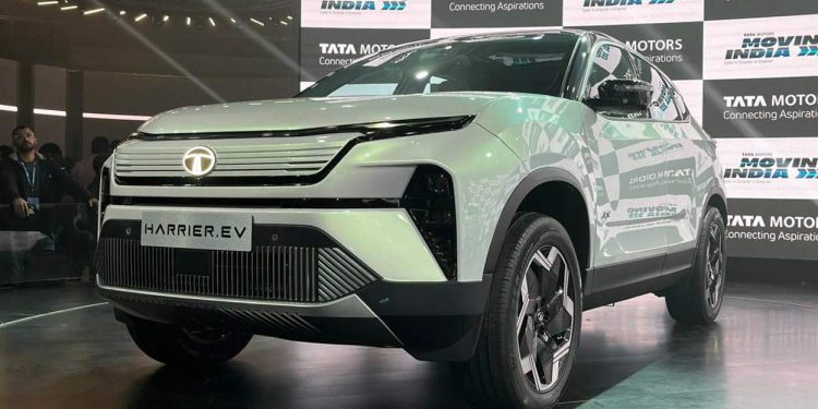 SUV ਨੂੰ ਫੁੱਲ-ਵਿਡੱਧ ਰਨਿੰਗ LED ਬਾਰ ਤੇ ਇੱਕ ਏਕੀਕ੍ਰਿਤ ਗ੍ਰਿਲ ਦੇ ਨਾਲ ਇੱਕ ਨਵਾਂ ਸਪਲਿਟ ਹੈੱਡਲੈਂਪ ਡਿਜ਼ਾਈਨ ਮਿਲਦਾ ਹੈ। ਹਾਲਾਂਕਿ, SUV ਅਜੇ ਵੀ ਸੰਕਲਪ ਰੂਪ ਵਿੱਚ ਬਹੁਤ ਜ਼ਿਆਦਾ ਦਿਖਾਈ ਦੇ ਰਹੀ ਹੈ।