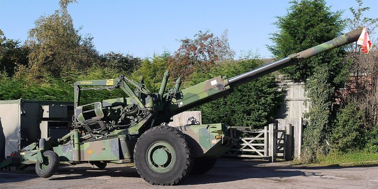 Bofors FH-77B ਫੀਲਡ ਹੋਵਿਟਜ਼ਰ: ਭਾਰਤ ਕੋਲ ਕੁੱਲ 410 ਬੋਫੋਰਸ ਤੋਪਾਂ ਹਨ। ਜਿਸ ਨੂੰ 2035 ਤੱਕ ਧਨੁਸ਼ ਹੋਵਿਟਜ਼ਰ ਵਲੋਂ ਬਦਲ ਦਿੱਤਾ ਜਾਵੇਗਾ। ਇਸ ਤੋਪ ਦੀ ਗੋਲਾ 24 ਕਿਲੋਮੀਟਰ ਤੱਕ ਜਾਂਦਾ ਹੈ। ਇਹ 9 ਸਕਿੰਟਾਂ ਵਿੱਚ 4 ਰਾਉਂਡ ਫਾਇਰ ਕਰਦਾ ਹੈ। ਕਾਰਗਿਲ ਯੁੱਧ ਦੌਰਾਨ ਇਸ ਤੋਪ ਦੇ ਗੋਲਿਆਂ ਨੇ ਹਿਮਾਲਿਆ ਦੀਆਂ ਚੋਟੀਆਂ 'ਤੇ ਬੈਠੇ ਪਾਕਿਸਤਾਨੀ ਦੁਸ਼ਮਣਾਂ ਨੂੰ ਮੌਤ ਦੇ ਘਾਟ ਉਤਾਰ ਦਿੱਤਾ ਸੀ।