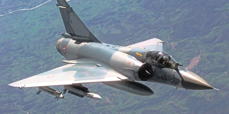 Mirage 2000 ਫਾਈਟਰ ਜੈੱਟ: ਕਾਰਗਿਲ ਦੀ ਲੜਾਈ ਹੋਵੇ ਜਾਂ ਬਾਲਾਕੋਟ 'ਤੇ ਹਮਲਾ ਇਹ ਹੀ ਸੀ। ਇਹ 2336 ਕਿਲੋਮੀਟਰ ਪ੍ਰਤੀ ਘੰਟੇ ਦੀ ਰਫਤਾਰ ਨਾਲ ਉੱਡਦਾ ਹੈ। ਇਸ ਦੀ ਰੇਂਜ 1550 ਕਿਲੋਮੀਟਰ ਹੈ। ਵੱਧ ਤੋਂ ਵੱਧ 55,970 ਫੁੱਟ ਤੱਕ ਜਾ ਸਕਦਾ ਹੈ। ਇਸ ਵਿੱਚ 30 ਐਮਐਮ ਦੀਆਂ ਦੋ ਰਿਵਾਲਵਰ ਕੈਨਨ ਹਨ। ਉਹ ਹਰ ਮਿੰਟ 125 ਰਾਉਂਡ ਫਾਇਰ ਕਰਦੇ ਹਨ। ਕੁੱਲ 9 ਹਾਰਡ ਪੁਆਇੰਟ ਹਨ। ਇਸ ਤੋਂ ਇਲਾਵਾ 68 ਐਮਐਮ ਮੈਟਰਾ ਅਨਗਾਈਡਿਡ ਰਾਕੇਟ ਪੌਡ ਫਿੱਟ ਕੀਤੇ ਗਏ ਹਨ। ਹਰੇਕ ਪੋਡ ਵਿੱਚ 18 ਰਾਕੇਟ ਹੁੰਦੇ ਹਨ।