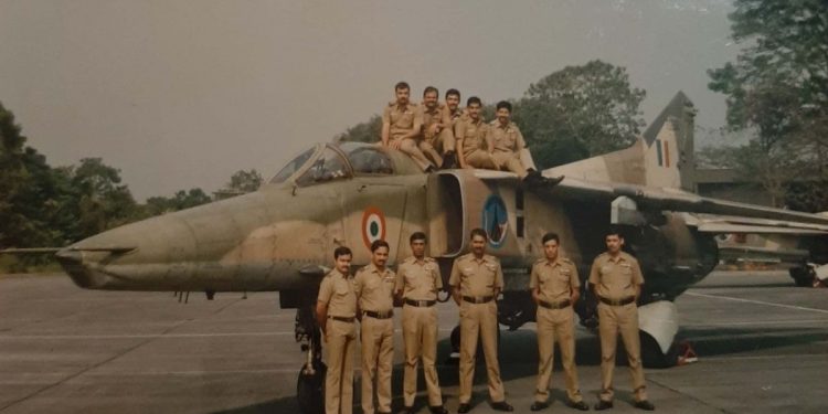 MiG-29 ਲੜਾਕੂ ਜਹਾਜ਼... ਪੂਰਾ ਨਾਮ ਮਿਕੋਯਾਨ ਮਿਗ-29। ਇਸ ਨੂੰ ਸਿਰਫ ਇੱਕ ਪਾਇਲਟ ਵਲੋਂ ਉਡਾਇਆ ਜਾਂਦਾ ਹੈ। 56.10 ਫੁੱਟ ਲੰਬੇ ਇਸ ਲੜਾਕੂ ਜਹਾਜ਼ ਵਿੱਚ ਦੋ ਇੰਜਣ ਹੁੰਦੇ ਹਨ। ਜੋ ਇਸਨੂੰ ਤਾਕਤ ਦਿੰਦੇ ਹਨ। ਅੰਦਰੂਨੀ ਬਾਲਣ ਦੀ ਸਮਰੱਥਾ 3500 ਕਿਲੋਗ੍ਰਾਮ ਹੈ। ਅਧਿਕਤਮ ਗਤੀ 2450 ਕਿਲੋਮੀਟਰ ਪ੍ਰਤੀ ਘੰਟਾ ਹੈ। ਇੱਕ ਵਾਰ ਵਿੱਚ 1430 ਕਿਲੋਮੀਟਰ ਦੀ ਦੂਰੀ ਤੱਕ ਜਾ ਸਕਦਾ ਹੈ। ਮਿਗ-29 ਲੜਾਕੂ ਜਹਾਜ਼ ਵਿੱਚ 7 ​​ਹਾਰਡਪੁਆਇੰਟ ਹਨ। ਯਾਨੀ ਕਿ ਸੱਤ ਵੱਖ-ਵੱਖ ਤਰ੍ਹਾਂ ਦੇ ਬੰਬ, ਰਾਕੇਟ ਅਤੇ ਮਿਜ਼ਾਈਲਾਂ ਲਗਾਈਆਂ ਜਾ ਸਕਦੀਆਂ ਹਨ। ਇਸ ਤੋਂ ਇਲਾਵਾ ਇਸ ਵਿੱਚ 30 ਐਮਐਮ ਦੀ ਆਟੋਕੈਨਨ ਫਿੱਟ ਕੀਤੀ ਗਈ ਹੈ।