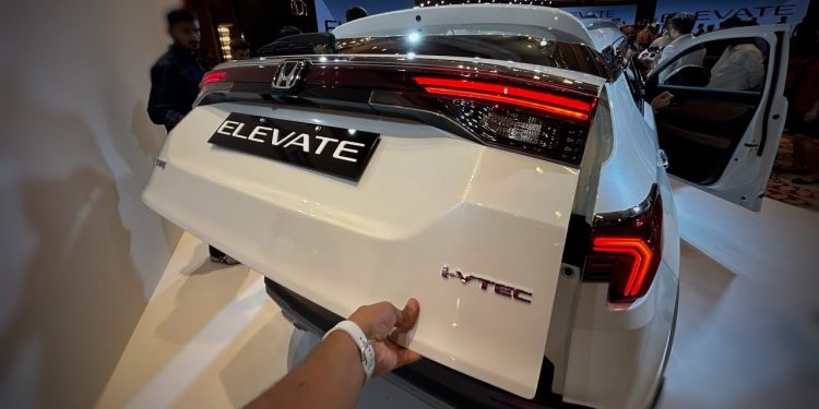 ਮਿਡ-ਸਾਈਜ਼ Honda Elevate SUV ਵਿੱਚ 7-ਇੰਚ ਹਾਈ-ਡੈਫੀਨੇਸ਼ਨ ਫੁੱਲ ਕਲਰ TFT ਮੀਟਰ ਕਲੱਸਟਰ, ਇੱਕ ਨਵੀਂ ਫਲੋਟਿੰਗ ਕਿਸਮ 10.25-ਇੰਚ ਇਨ-ਪਲੇਨ ਸਵਿਚਿੰਗ (IPS) ਹਾਈ-ਡੈਫੀਨੇਸ਼ਨ (HD) ਰੈਜ਼ੋਲਿਊਸ਼ਨ LCD ਟੱਚ-ਸਕ੍ਰੀਨ ਡਿਸਪਲੇਅ, ਆਡੀਓ ਸ਼ਾਮਲ ਹੋਣਗੇ। ਡਿਸਪਲੇਅ, ਅਤੇ ਹੋਰ