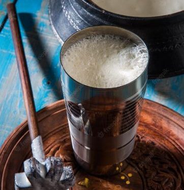 Benefits of Lassi: ਲੱਸੀ ਇੱਕ ਪ੍ਰਸਿੱਧ ਸਿਹਤਮੰਦ ਤੇ ਤਾਜ਼ਗੀ ਵਾਲੀ ਡਰਿੰਕ ਹੈ। ਗਰਮੀਆਂ ਵਿੱਚ ਇਸ ਦੀ ਵਰਤੋਂ ਵੱਧ ਜਾਂਦੀ ਹੈ। ਸਾਰੇ ਭਾਰਤ ਦੇ ਲੋਕ ਲੱਸੀ ਨੂੰ ਪਸੰਦ ਕਰਦੇ ਹਨ। ਰਵਾਇਤੀ ਡਰਿੰਕ ਦੀ ਵਰਤੋਂ ਨਾਲ ਗਰਮੀ ਦਾ ਅਹਿਸਾਸ ਘੱਟ ਹੁੰਦਾ ਹੈ। ਇਹ ਗਰਮੀਆਂ ਦੇ ਪੀਣ ਵਾਲੇ ਪਦਾਰਥਾਂ ਵਿੱਚ ਪੋਸ਼ਕ ਤੱਤਾਂ ਤੇ ਵਿਟਾਮਿਨਾਂ ਨਾਲ ਭਰਪੂਰ ਇੱਕ ਵਧੀਆ ਡ੍ਰਿੰਕ ਹੈ। ਆਓ ਤੁਹਾਨੂੰ ਲੱਸੀ ਦੇ ਲਾਭਾਂ ਬਾਰੇ ਦੱਸਦੇ ਹਾਂ।