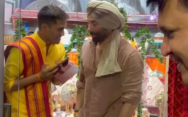 ਸੰਨੀ ਨੇ ਇਨ੍ਹਾਂ ਤਸਵੀਰਾਂ ਅਤੇ ਵੀਡੀਓਜ਼ ਨੂੰ ਸੋਸ਼ਲ ਮੀਡੀਆ 'ਤੇ ਵੀ ਪੋਸਟ ਕੀਤਾ ਹੈ। ਵੀਡੀਓ 'ਚ ਸੰਨੀ ਦਿਓਲ ਨਵੀਂ ਟੈਕਨਾਲੋਜੀ ਦੀ ਬੰਦੂਕ ਨਾਲ ਨਜ਼ਰ ਆ ਰਹੇ ਹਨ ਅਤੇ ਇੱਕ ਅਧਿਕਾਰੀ ਉਨ੍ਹਾਂ ਨੂੰ ਇਸ ਬਾਰੇ ਜਾਣਕਾਰੀ ਦਿੰਦੇ ਨਜ਼ਰ ਆ ਰਹੇ ਹਨ।