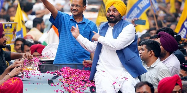 New Delhi, May 11 (ANI): Delhi Chief Minister and Aam Aadmi Party (AAP) National Convener Arvind Kejriwal with Punjab CM Bhagwant Mann holds a roadshow in support of party South Delhi candidate Sahiram Pahalwan for the Lok Sabha elections, in New Delhi on Saturday. (ANI Photo)