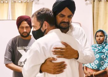 Rahul Gandhi express grief with father of Sidhu Moosewala at musa village on Tuesday. Tribune photo: