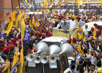 Amritsar, May 16 (ANI): Delhi CM Arvind Kejriwal and Punjab CM Bhagwant Mann along with AAP candidate for Amritsar, Kuldip Singh Dhaliwal hold a road show for the Lok Sabha election, in Amritsar on Thursday. (ANI Photo)