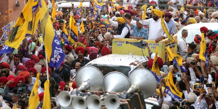 Amritsar, May 16 (ANI): Delhi CM Arvind Kejriwal and Punjab CM Bhagwant Mann along with AAP candidate for Amritsar, Kuldip Singh Dhaliwal hold a road show for the Lok Sabha election, in Amritsar on Thursday. (ANI Photo)