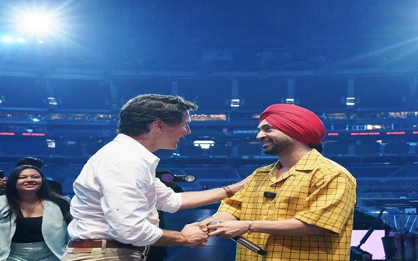 Prime Minister Justin Trudeau attends rehearsal for Diljit Dsohanj at the Roger Centre in Toronto on July 13, 2024. Minister Kamal Khera is also attending.

Le premier ministre Justin Trudeau assiste à la répétition de Diljit Dsohanj au Centre Rogers à Toronto, le 13 juillet 2024. La ministre Kamal Khera est également présente.