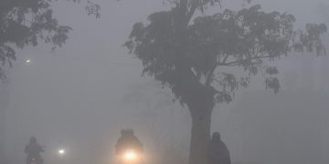 Mohali: People commute through dense fog, near Mohali, Monday, Dec. 30, 2019. (PTI Photo)  (PTI12_30_2019_000068B)